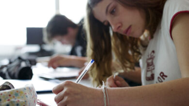 Les résultats du bac. Une jeune lycéenne.