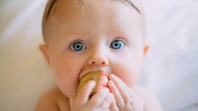 Louise et Gabriel en tête des prénoms. Un bébé aux yeux bleus.