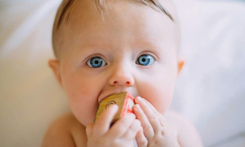 Louise et Gabriel en tête des prénoms. Un bébé aux yeux bleus.