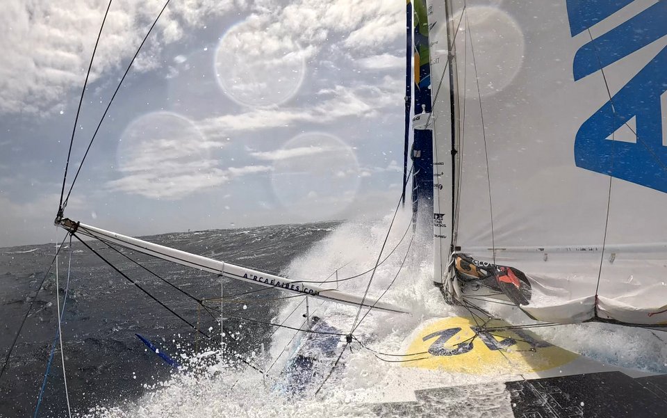 Vendée Globe 2024 : coup de frein pour Sébastien Simon