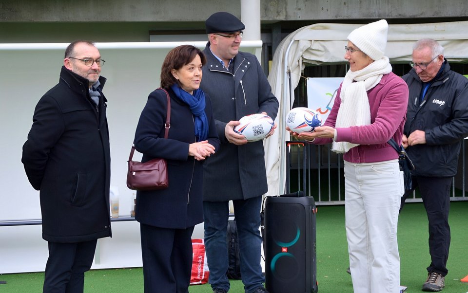 35 000 ballons de rugby distribués dans les écoles